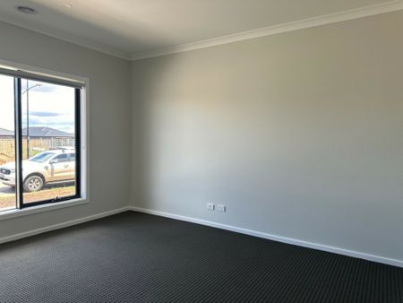 17 Skyros Road, Fraser Rise VIC - Photo 3