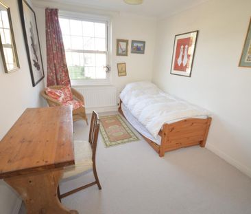 4 bedroom end of terrace house to rent - Photo 3