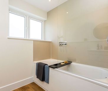 Beautifully refurbished, this impressive five-bedroom detached fami... - Photo 3