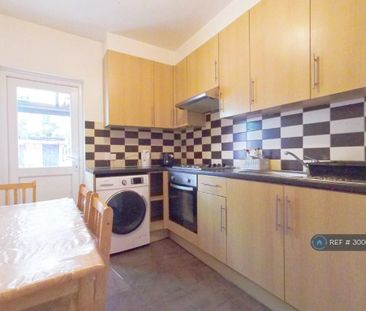 4 bedroom flat to rent - Photo 6