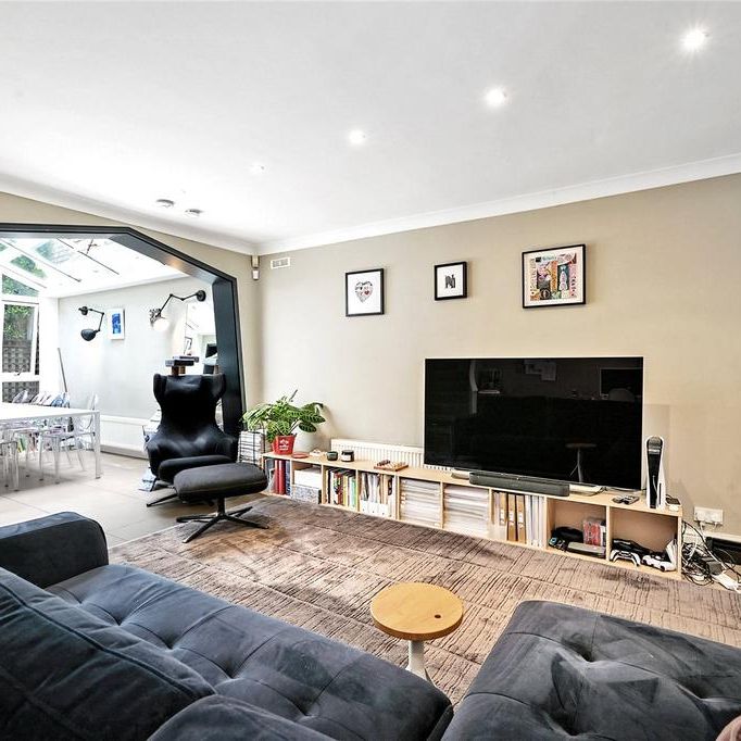 3 bedroom end of terrace house to rent - Photo 1