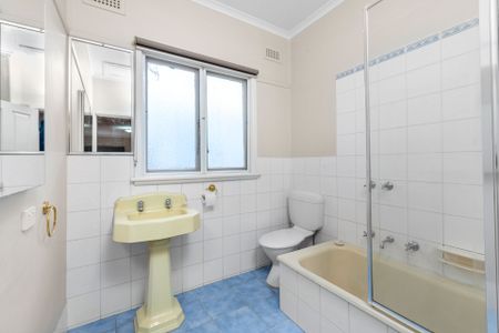 LIGHT FILLED SPACIOUS SURROUNDS - Photo 2