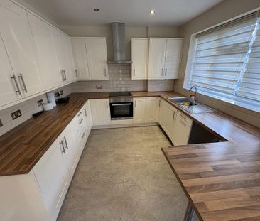 3 bedroom semi-detached bungalow to rent - Photo 5