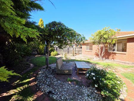 Bright and spacious, three bedroom residence in quiet court location - Photo 4