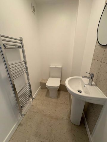 OIRO £1,950 pcm - Available Now - Unfurnished - Photo 3