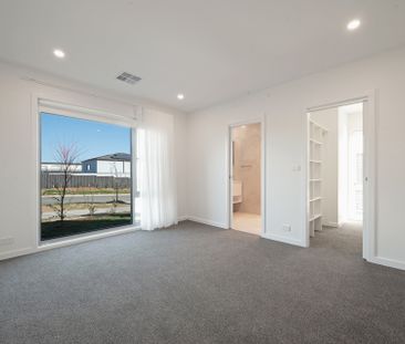 Spacious 4 Bedroom Townhouse - Photo 1