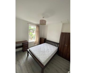 4 bedroom end of terrace house to rent - Photo 4