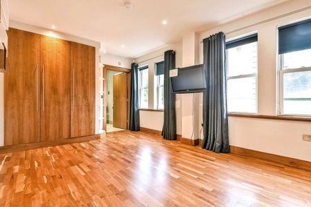 A spacious and contemporary apartment in the Post Office Square development - Photo 3