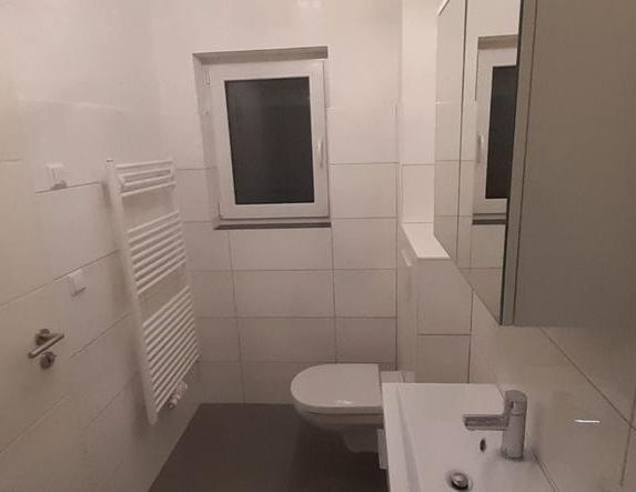 Neubau - Exklusive vollmöblierte 2 Zi.-Whg. mit Blick ins Grüne - Photo 1