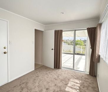 Spacious 5BR Hillcrest Haven w/ Views - Photo 2
