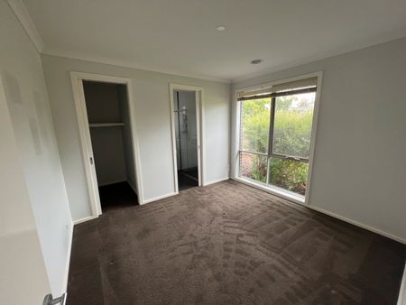3 Bedroom Modern Townhouse - Photo 2