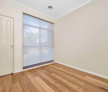 Spacious and Light-Filled Townhouse - Photo 2