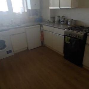 1 bedroom in a flat share to rent - Photo 2