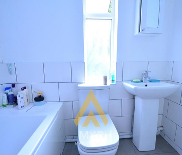 5 bedroom semi-detached house to rent - Photo 2