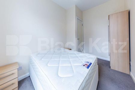 Well presented two double bedroom property set within a period conversion - Photo 3