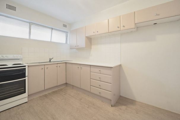 LIGHT AND AIRY 2BEDROOM APARTMENT - GREAT LOCATION - Photo 1