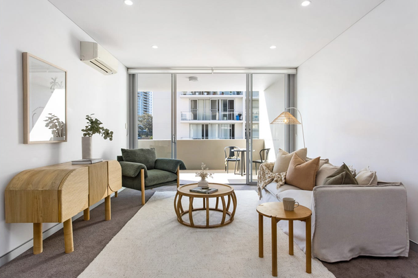 Modern 2-Bedroom Apartment with Stunning Views in Prime CBD Location - Photo 1