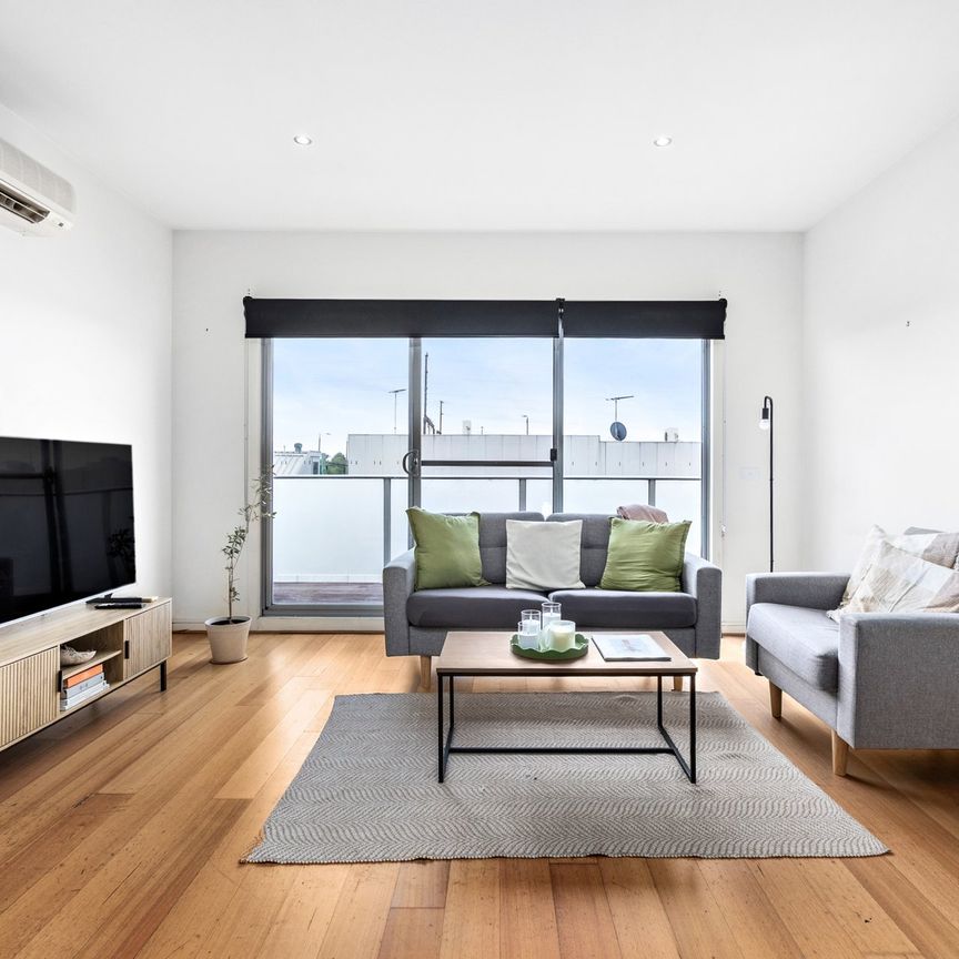 Spacious, Light Filled Apartment in a Prime Location - Photo 1