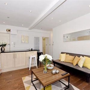 2 bedroom flat in South Kensington - Photo 2