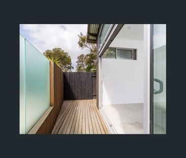 Light and Airy Modern Flat - Photo 3