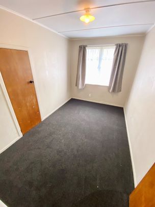 This three bedroom brick home, has been tastefully renovated with fresh clean interior tones and lovely new carpet in the last year. - Photo 1