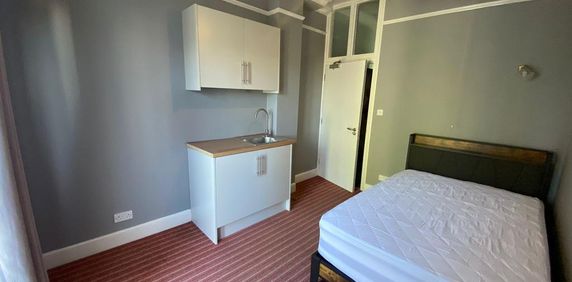 1 bedroom in a house share to rent - Photo 2