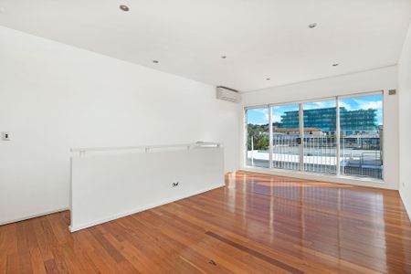 Split Level Apartment in Central Bondi - Photo 2