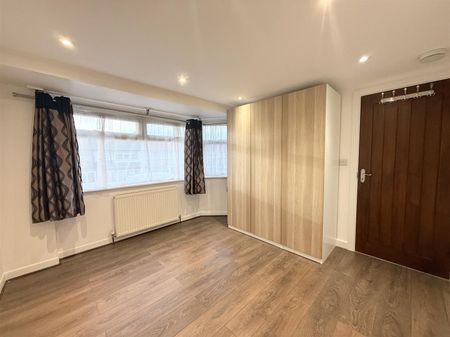 4 Bedroom House - Mid Terrace To Let - Photo 2