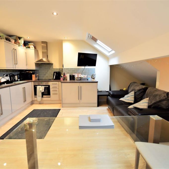 1 bedroom Flat in Otley Road, Leeds - Photo 1