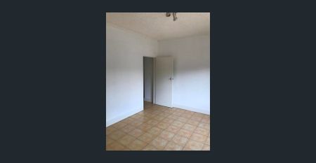 Spacious ground floor unit - seconds to The Parade! - Photo 5