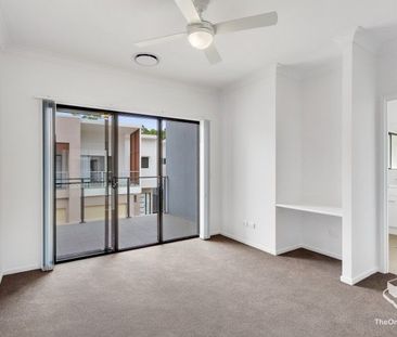 LUXURY 3 BEDROOM TOWNHOUSE DUCTED A/C THROUGHOUT! - Photo 1