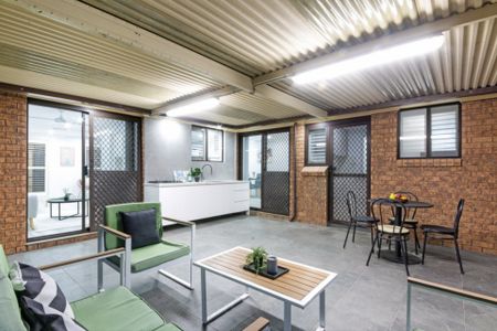 Beautiful 4 Bedroom Home - Walk to Station & Shops! - Photo 3