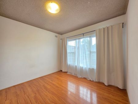 CONVENIENTLY LOCATED TWO-BEDROOM UNIT WITH SUNNY ASPECT - Photo 5