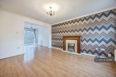 4 bedroom detached house to rent - Photo 2