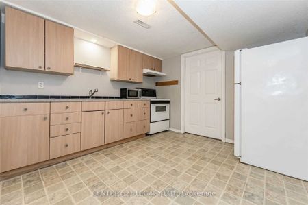 Detached Home For Lease | X8128974 - Photo 4