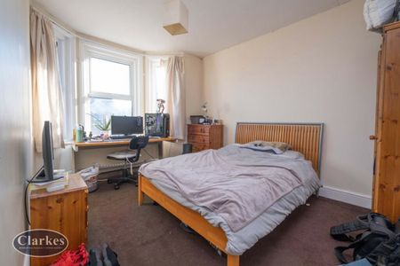 Large three bedroom first floor flat - Photo 2