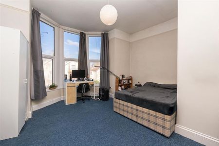 3 bedroom flat to rent - Photo 2