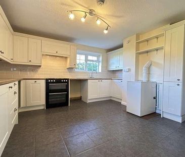 Dora's Green, Farnham, GU10 - Photo 1