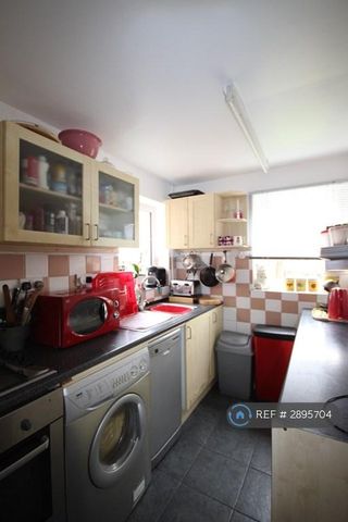 4 bedroom detached house to rent - Photo 4