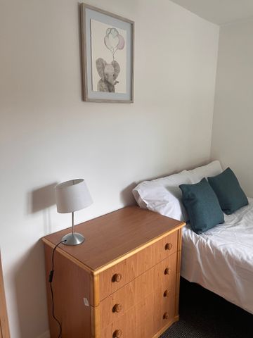 This spacious 5 bedroom house sits on the doorstep of the University of Kent Room 3 - Photo 5