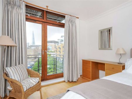 A beautifully appointed 1 bedroom apartment located on the 4th floor of this prestigious development overlooking St Katharine Docks Marina. - Photo 3