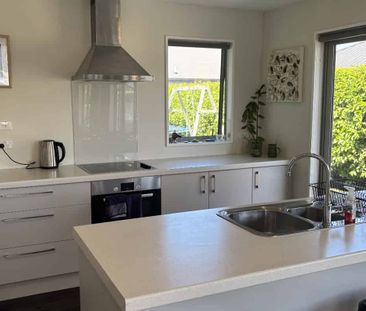 Modern Family Home in Sought-After Faringdon - Photo 3