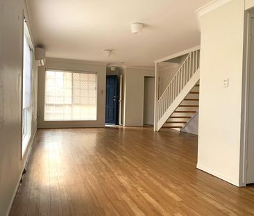 Spacious Air-Conditioned Townhouse in Prime Location - Photo 2