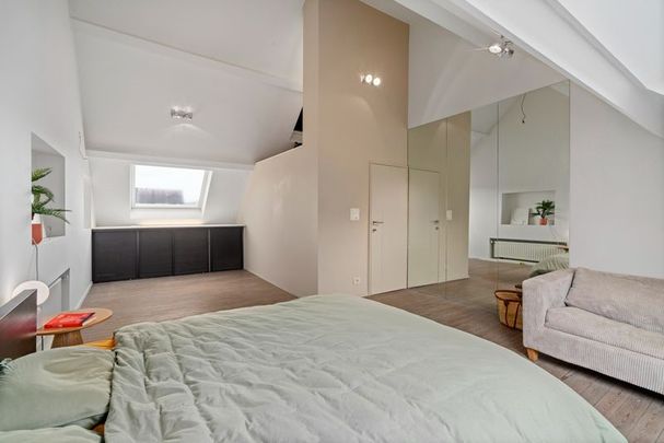 Roeselare : Deze prachtige gerenoveerde burgerwoning voorziet 3 ruime slaapkamers en toffe stadstuin. Opp. 168 m2 - Photo 1