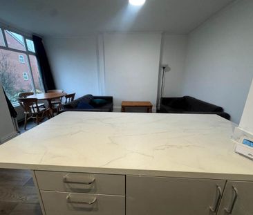 1 bedroom in a house share to rent - Photo 2