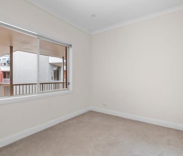 Light, Bright & Spacious - Photo 4