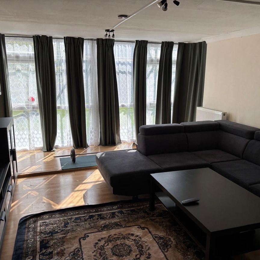 3 Bed Flat, Horne House, SE18 - Photo 2