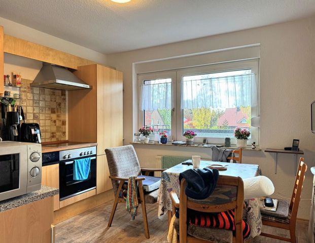 Gemütliche 2ZKB Dachgeschosswohnung mit EBK & Balkon in zentraler Sackgassenlage der Stadt Wiesmoor - Foto 1