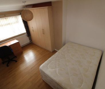 4 bedroom semi-detached house to rent - Photo 2