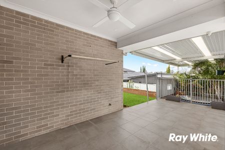 PREMIUM SINGLE LEVEL FOUR BEDROOM FAMILY HOME With Outdoor Spa! - Photo 2